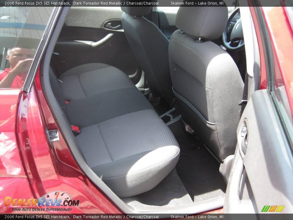2006 Ford Focus ZX5 SES Hatchback Dark Toreador Red Metallic / Charcoal/Charcoal Photo #10