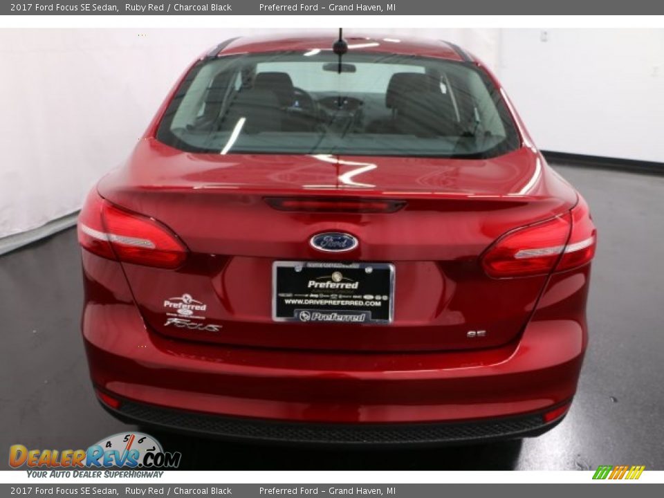 2017 Ford Focus SE Sedan Ruby Red / Charcoal Black Photo #10