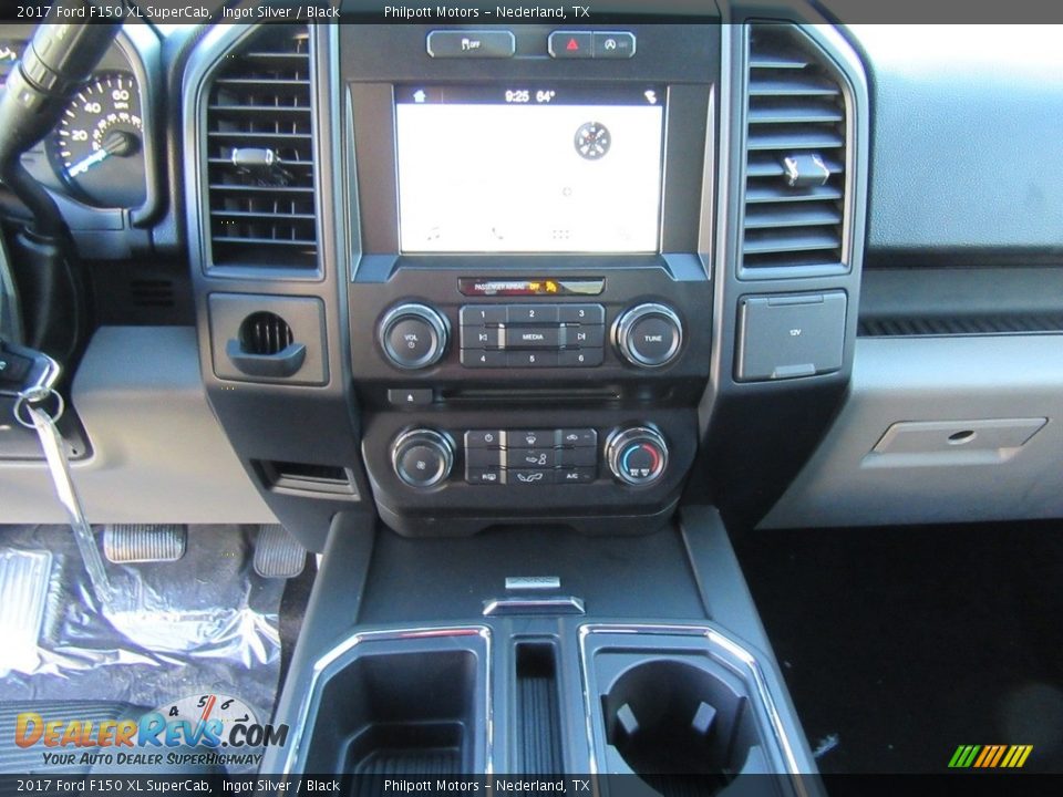 Controls of 2017 Ford F150 XL SuperCab Photo #25