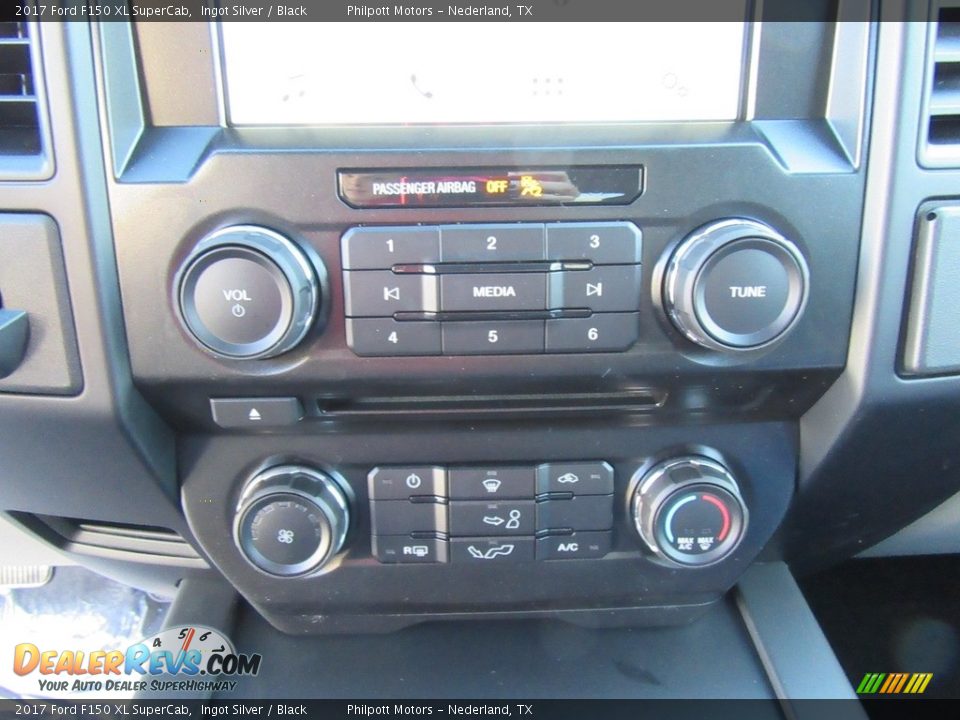 Controls of 2017 Ford F150 XL SuperCab Photo #27