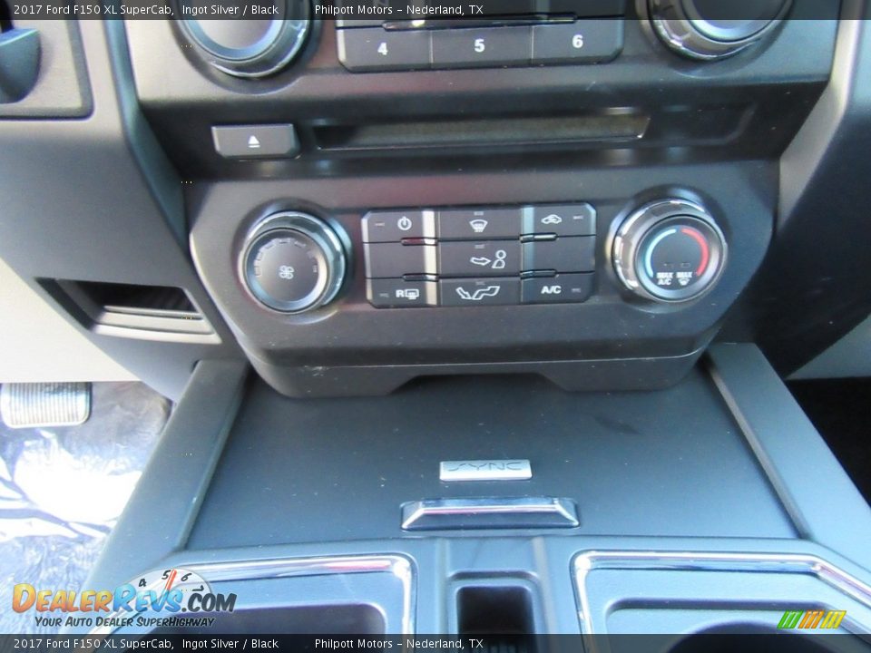Controls of 2017 Ford F150 XL SuperCab Photo #28