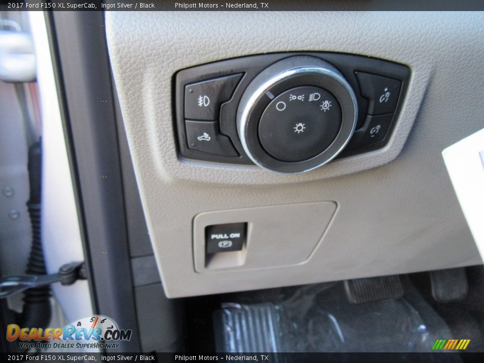 Controls of 2017 Ford F150 XL SuperCab Photo #31