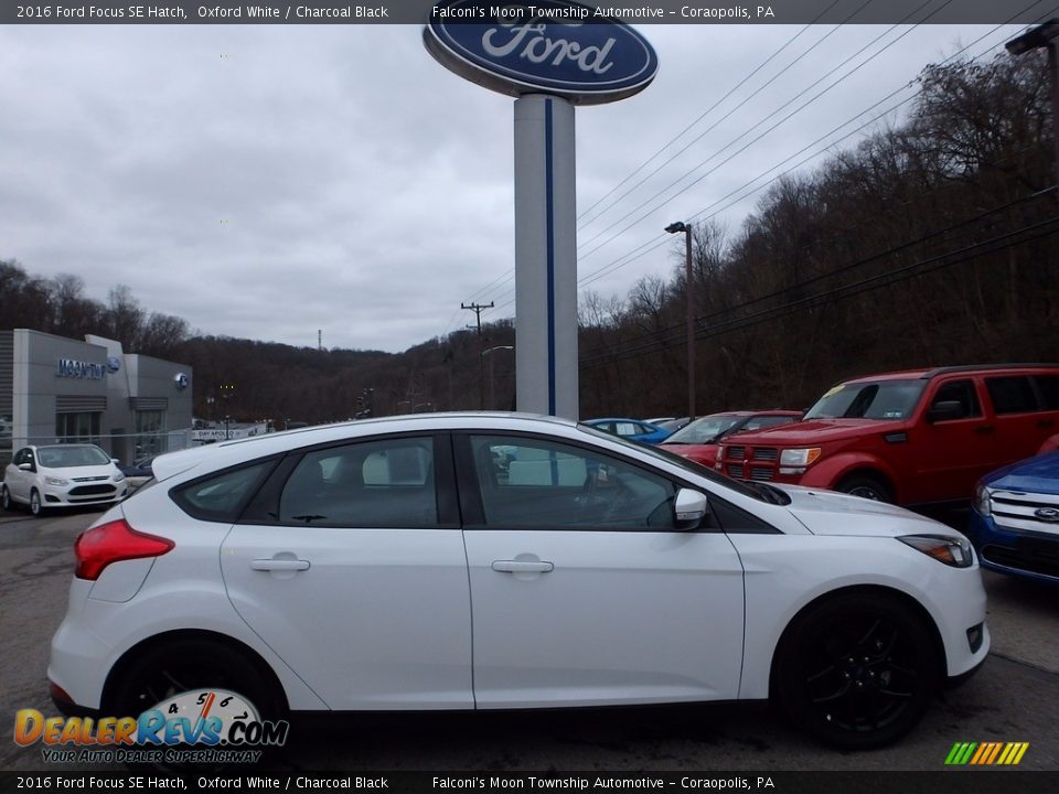 2016 Ford Focus SE Hatch Oxford White / Charcoal Black Photo #1