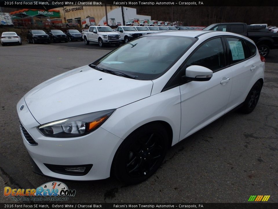 2016 Ford Focus SE Hatch Oxford White / Charcoal Black Photo #6