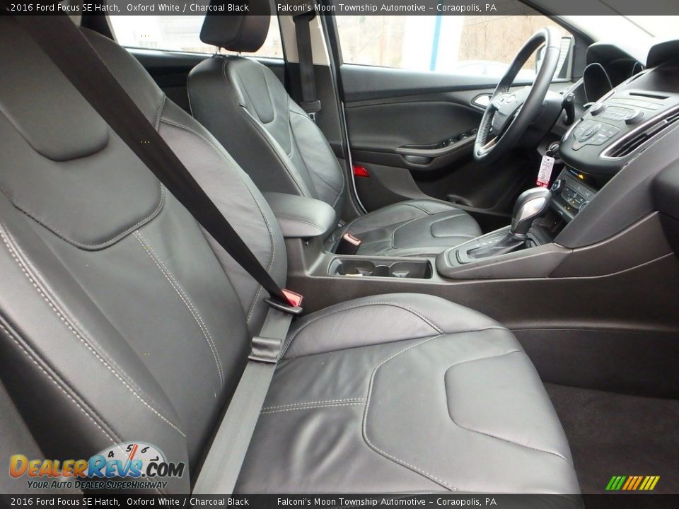 2016 Ford Focus SE Hatch Oxford White / Charcoal Black Photo #10