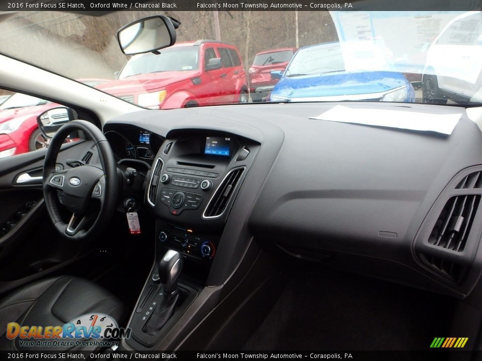 2016 Ford Focus SE Hatch Oxford White / Charcoal Black Photo #11