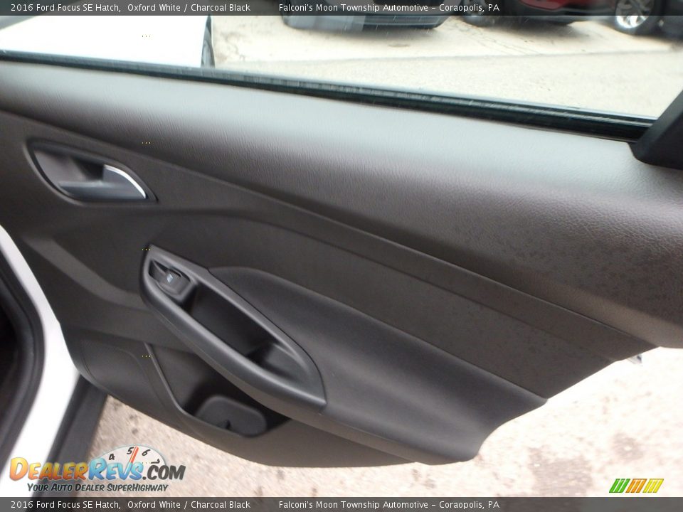 2016 Ford Focus SE Hatch Oxford White / Charcoal Black Photo #14