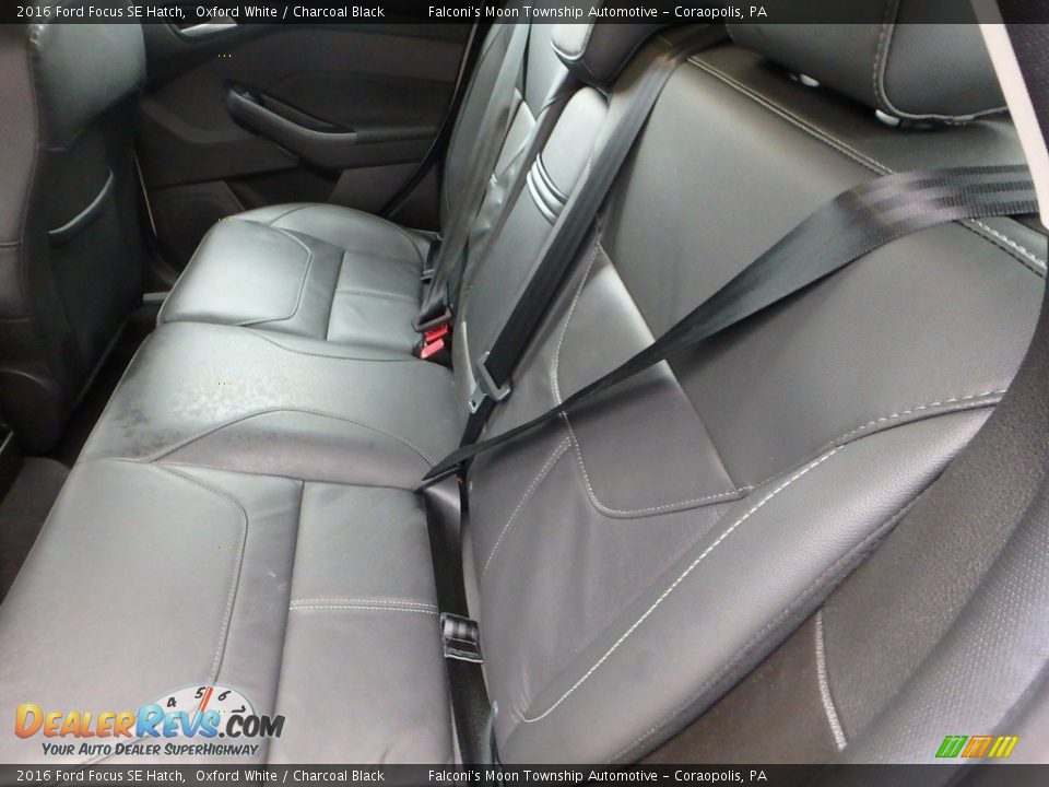 2016 Ford Focus SE Hatch Oxford White / Charcoal Black Photo #16