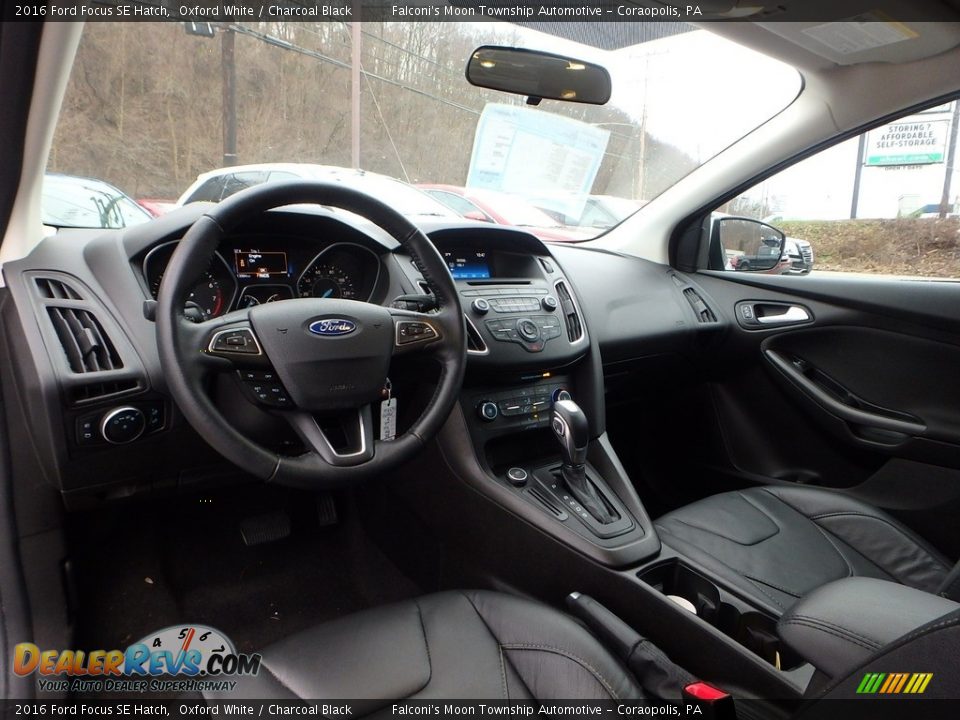 2016 Ford Focus SE Hatch Oxford White / Charcoal Black Photo #17