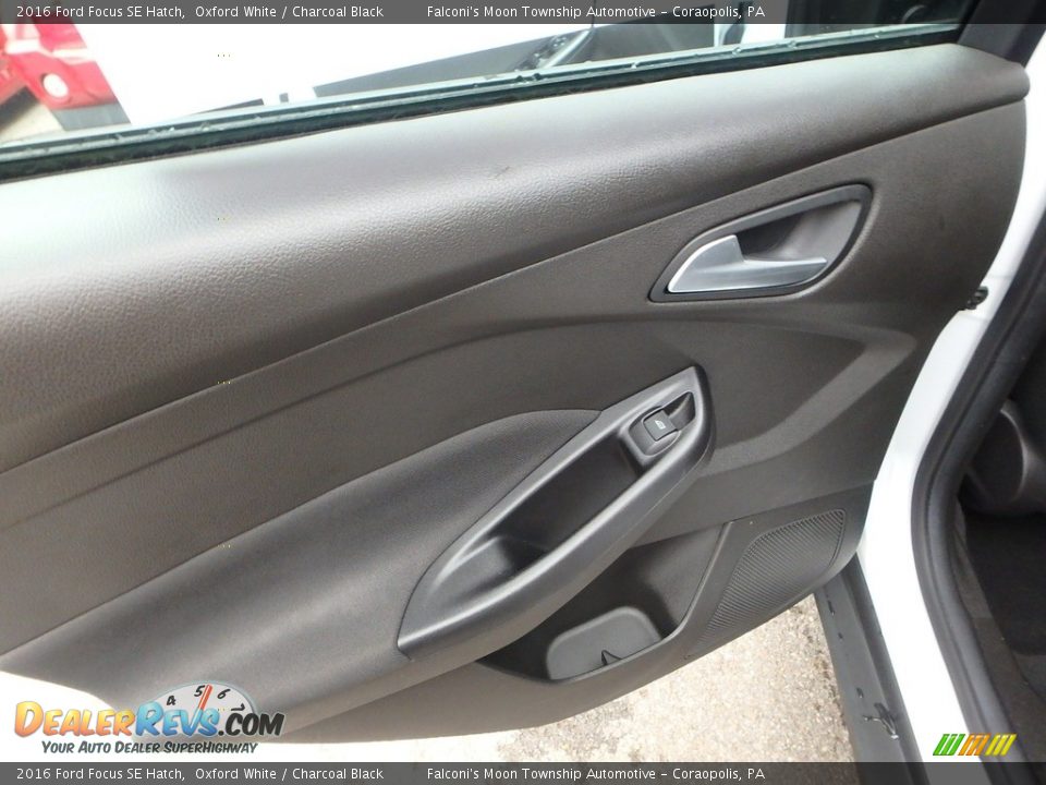 2016 Ford Focus SE Hatch Oxford White / Charcoal Black Photo #18