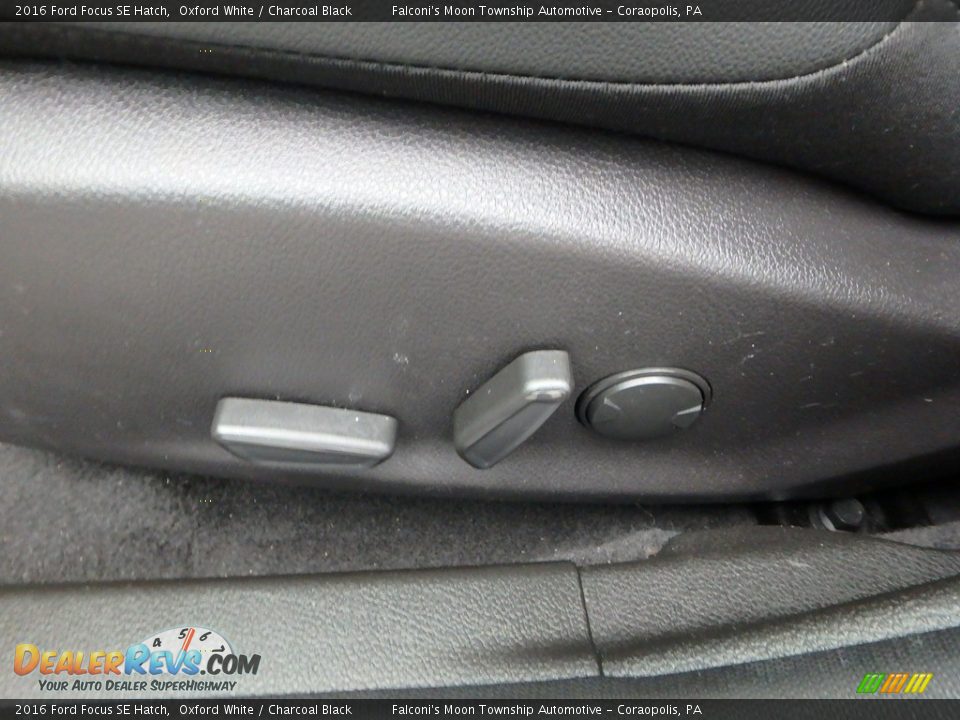 2016 Ford Focus SE Hatch Oxford White / Charcoal Black Photo #20