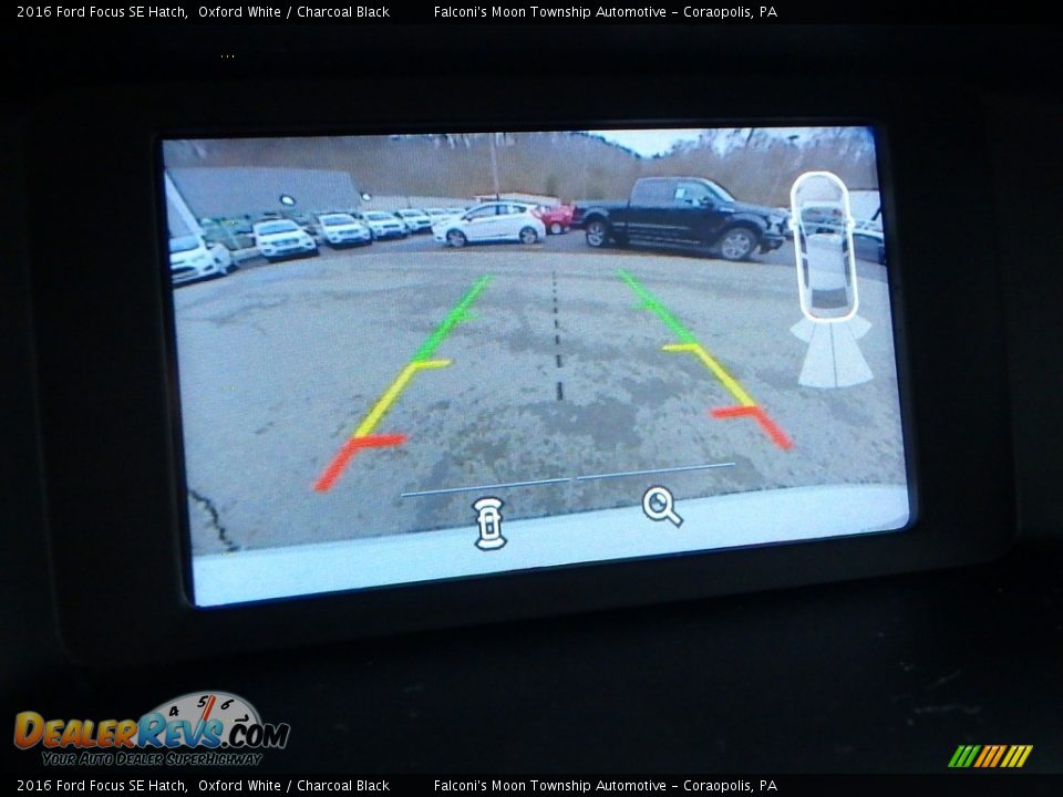 2016 Ford Focus SE Hatch Oxford White / Charcoal Black Photo #25