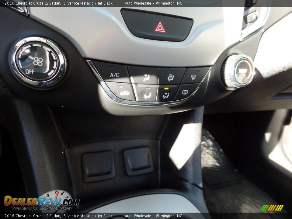 2016 Chevrolet Cruze LS Sedan Silver Ice Metallic / Jet Black Photo #19