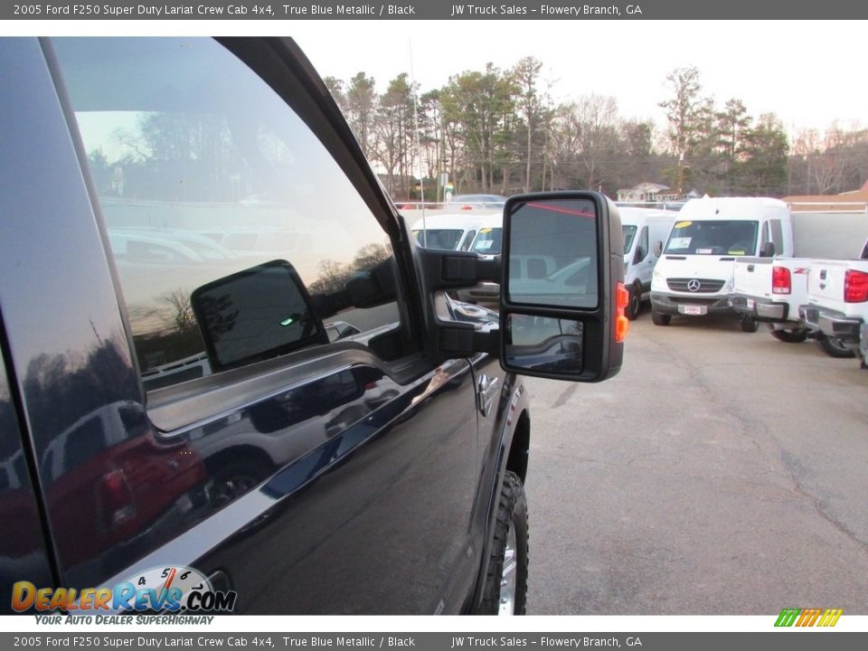 2005 Ford F250 Super Duty Lariat Crew Cab 4x4 True Blue Metallic / Black Photo #33