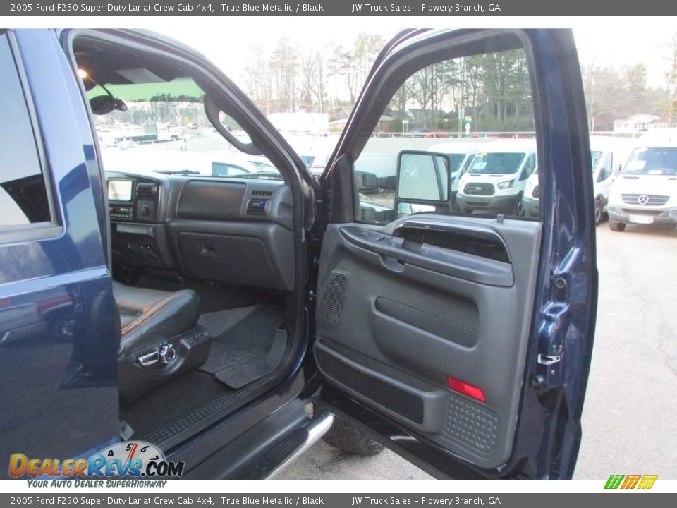 2005 Ford F250 Super Duty Lariat Crew Cab 4x4 True Blue Metallic / Black Photo #34