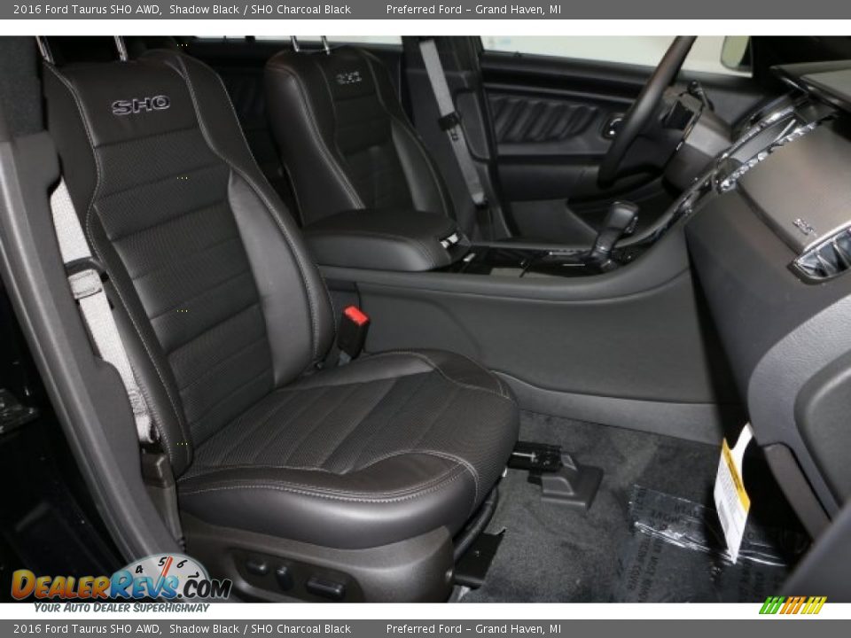 Front Seat of 2016 Ford Taurus SHO AWD Photo #5