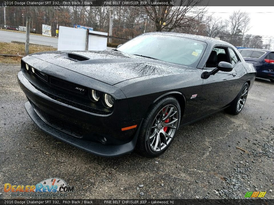Front 3/4 View of 2016 Dodge Challenger SRT 392 Photo #3