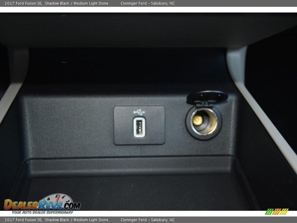 2017 Ford Fusion SE Shadow Black / Medium Light Stone Photo #14