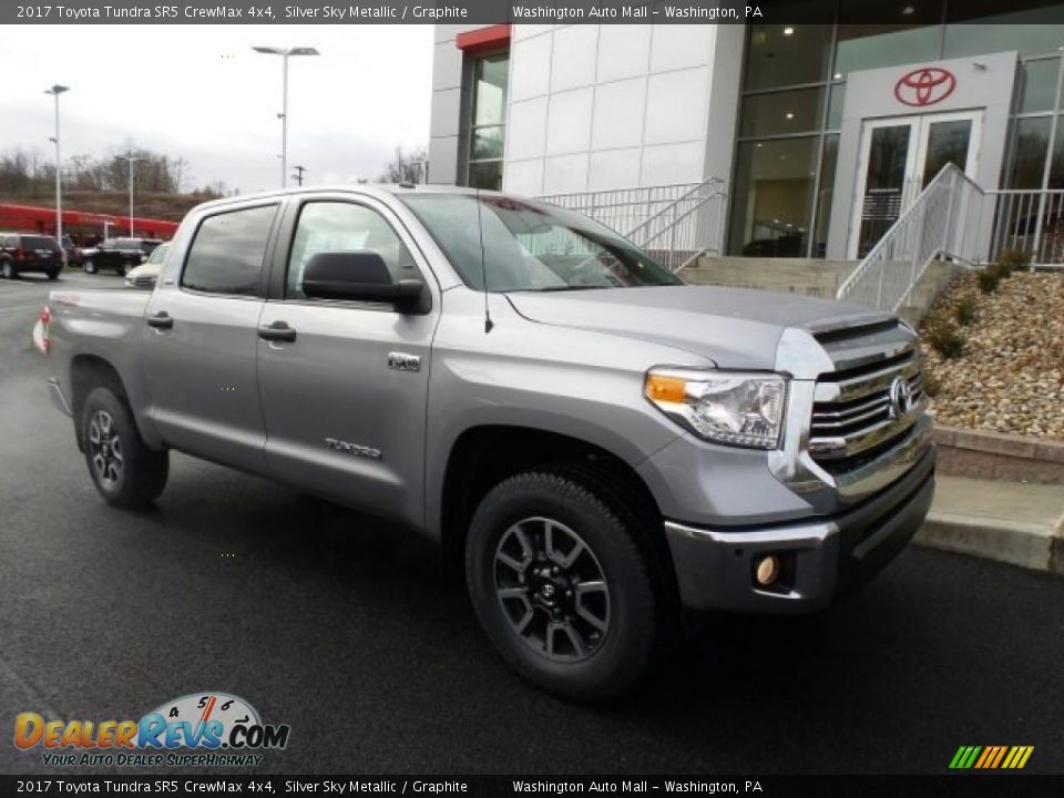 Front 3/4 View of 2017 Toyota Tundra SR5 CrewMax 4x4 Photo #1