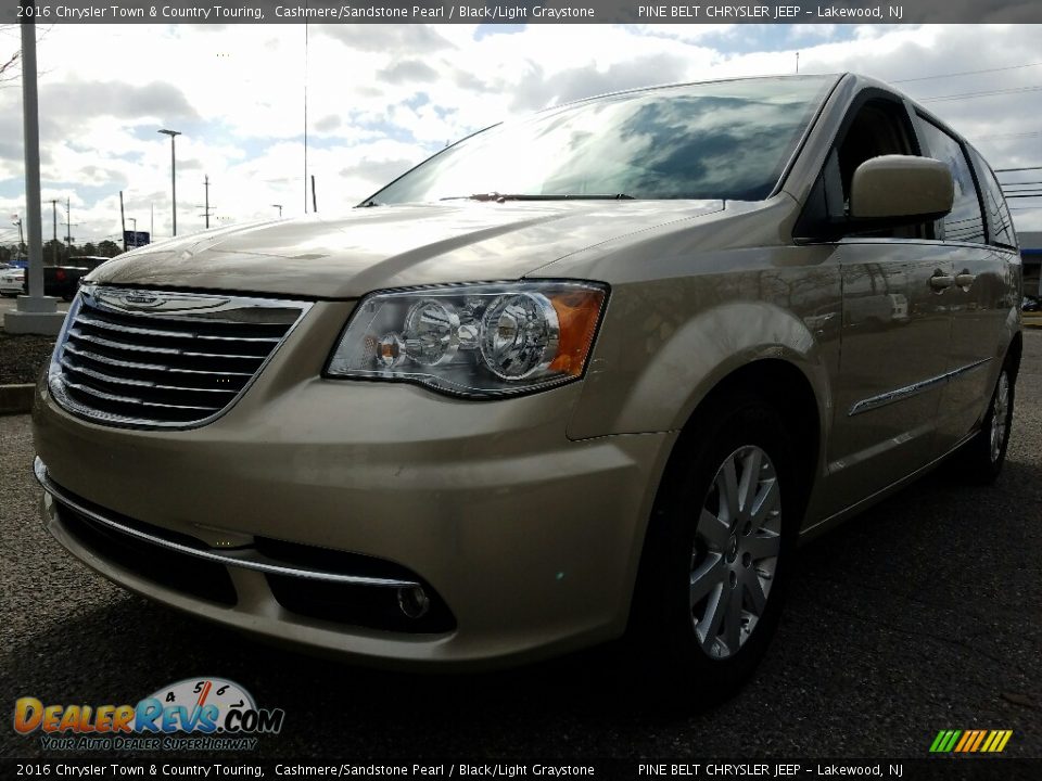 2016 Chrysler Town & Country Touring Cashmere/Sandstone Pearl / Black/Light Graystone Photo #3