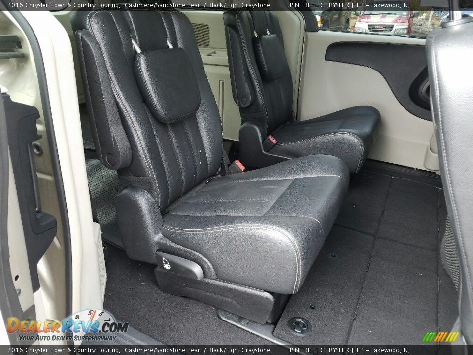 2016 Chrysler Town & Country Touring Cashmere/Sandstone Pearl / Black/Light Graystone Photo #17