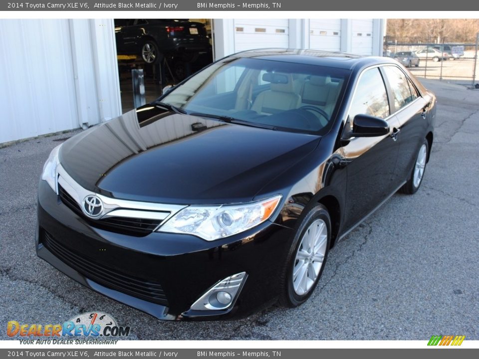 Front 3/4 View of 2014 Toyota Camry XLE V6 Photo #1