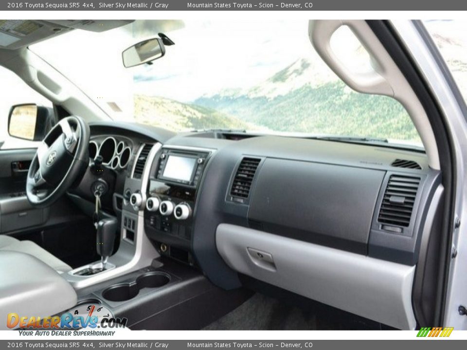 Dashboard of 2016 Toyota Sequoia SR5 4x4 Photo #17