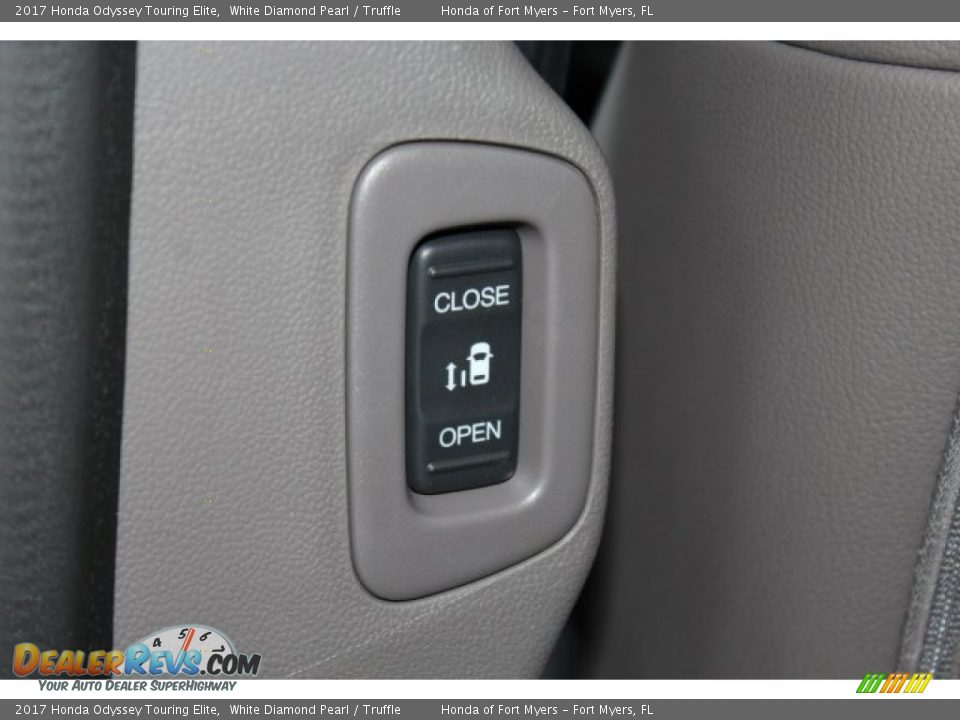 Controls of 2017 Honda Odyssey Touring Elite Photo #30