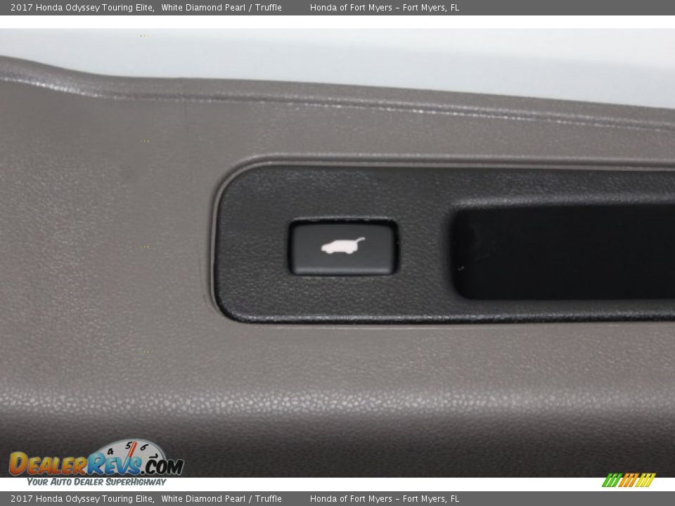 2017 Honda Odyssey Touring Elite White Diamond Pearl / Truffle Photo #33