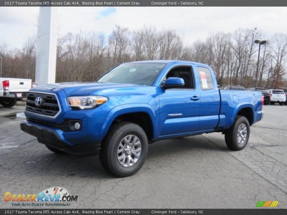 Front 3/4 View of 2017 Toyota Tacoma SR5 Access Cab 4x4 Photo #3