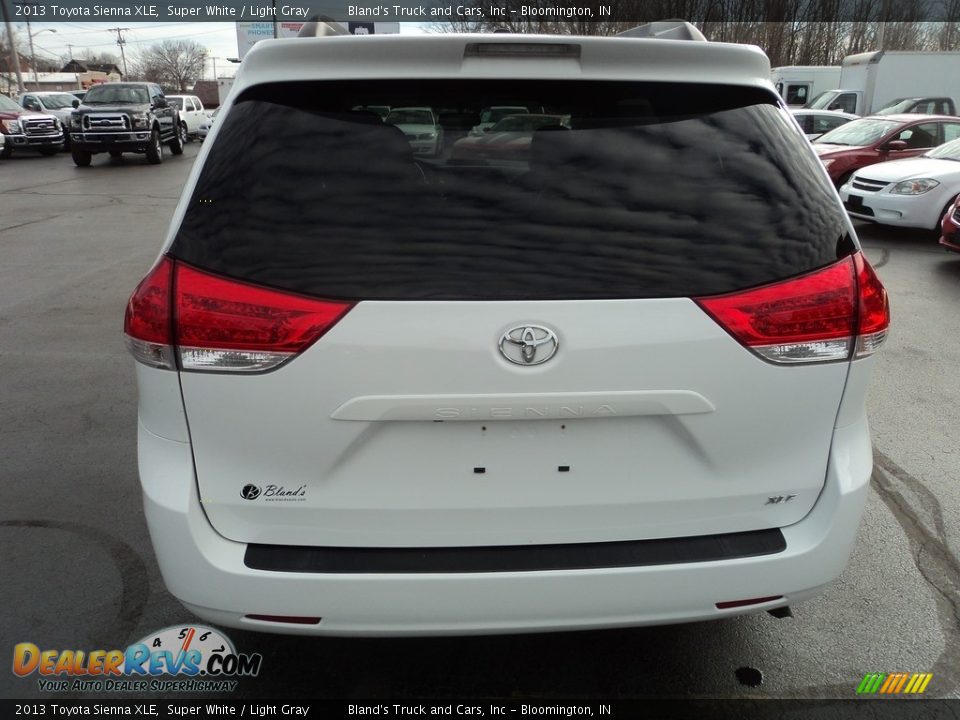 2013 Toyota Sienna XLE Super White / Light Gray Photo #31