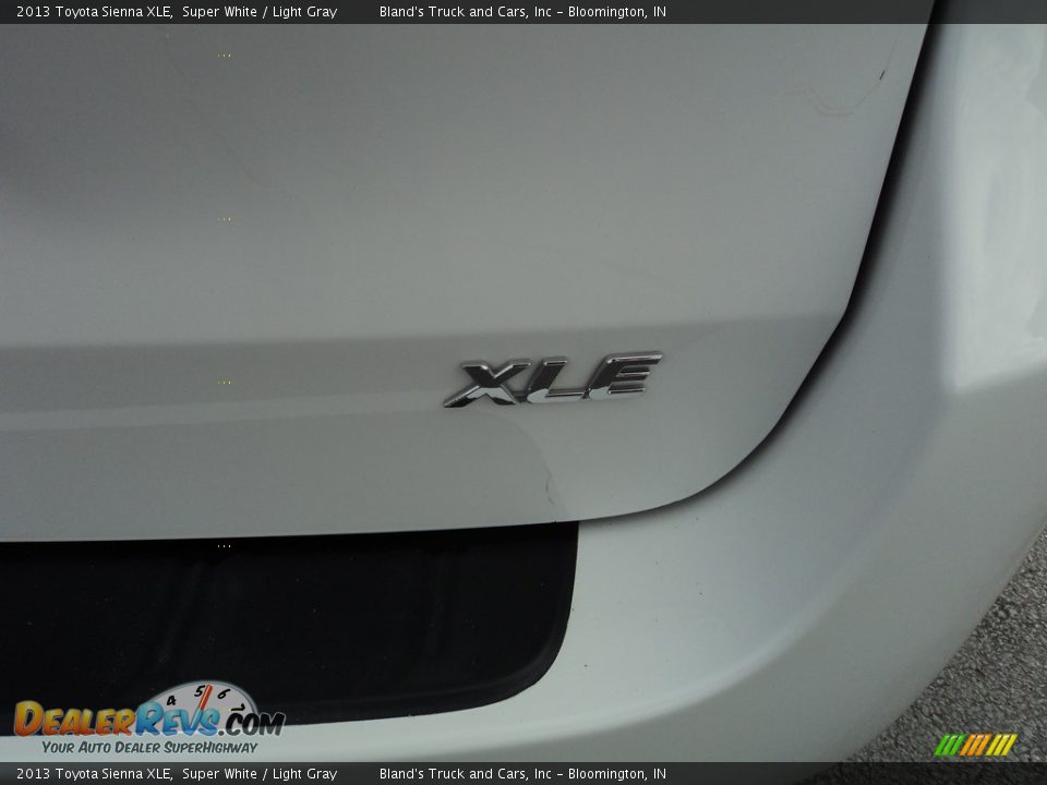 2013 Toyota Sienna XLE Super White / Light Gray Photo #32