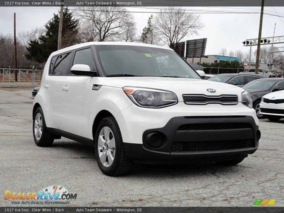 Front 3/4 View of 2017 Kia Soul  Photo #1