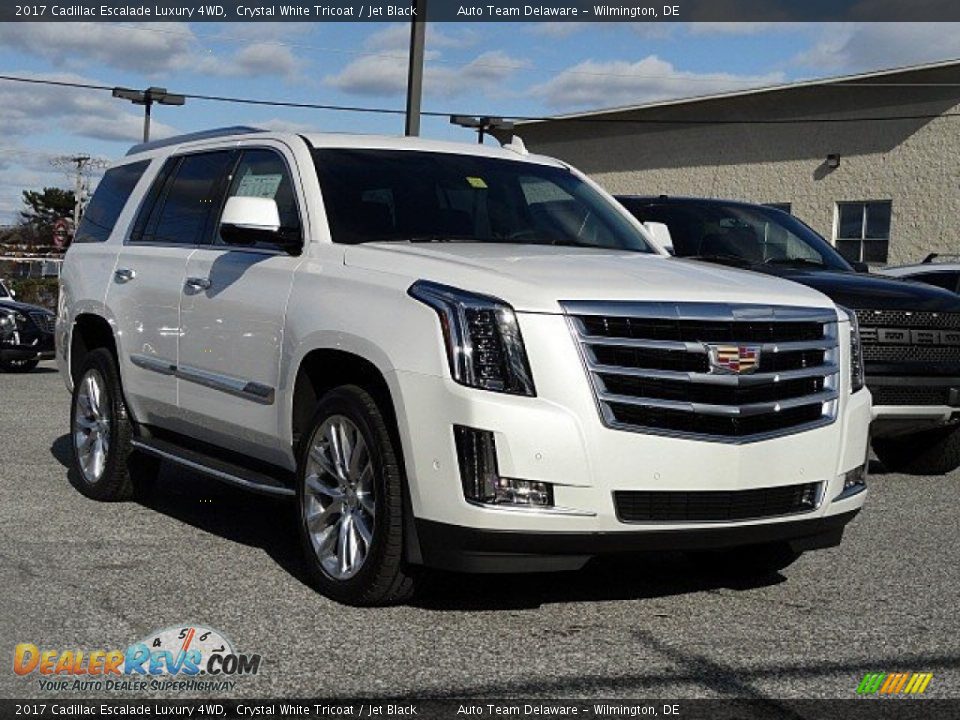 Front 3/4 View of 2017 Cadillac Escalade Luxury 4WD Photo #1