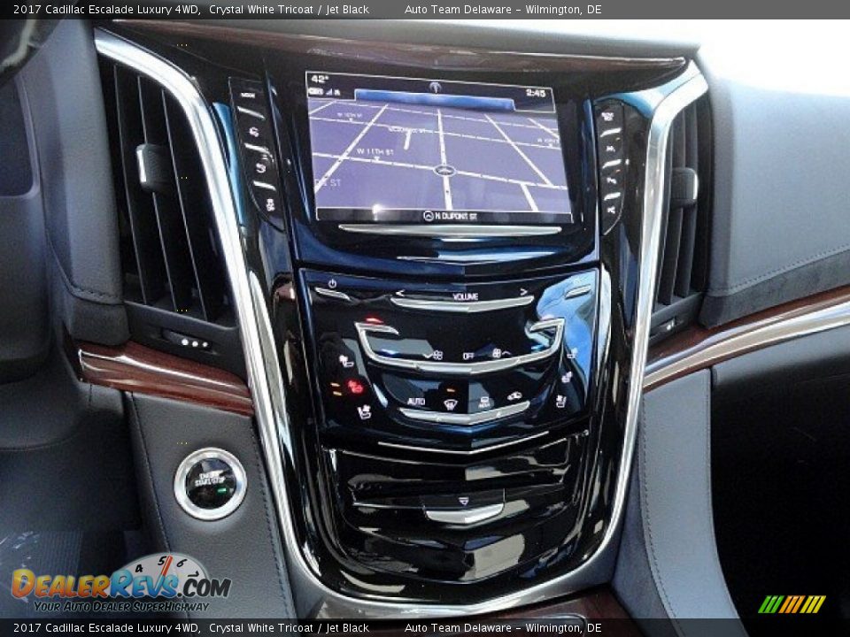 Controls of 2017 Cadillac Escalade Luxury 4WD Photo #16