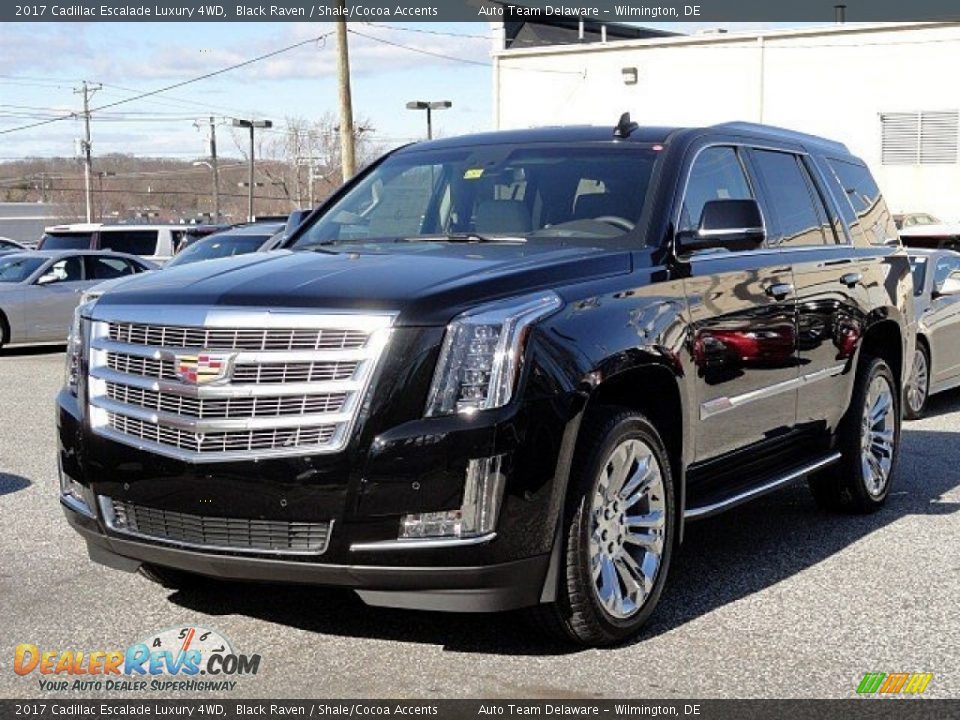 Front 3/4 View of 2017 Cadillac Escalade Luxury 4WD Photo #3