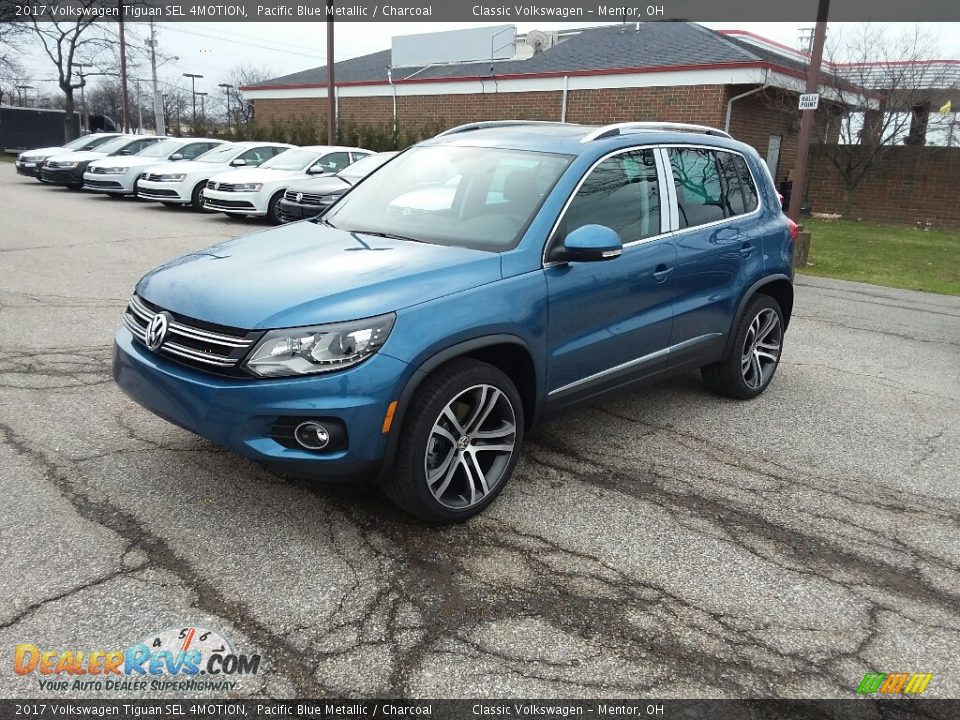 Front 3/4 View of 2017 Volkswagen Tiguan SEL 4MOTION Photo #2