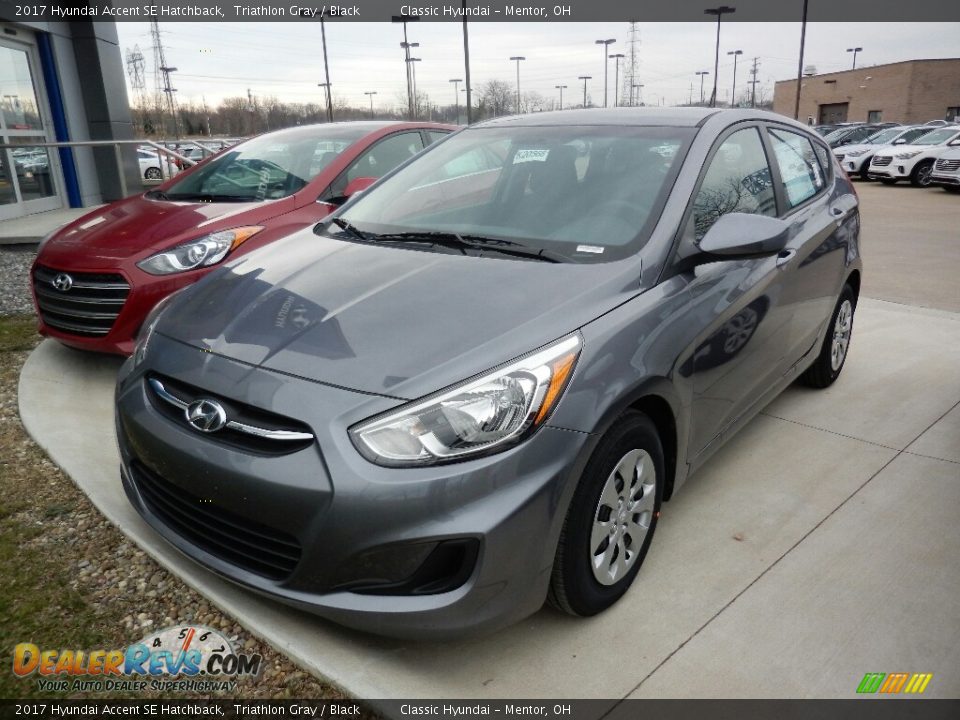 Front 3/4 View of 2017 Hyundai Accent SE Hatchback Photo #1