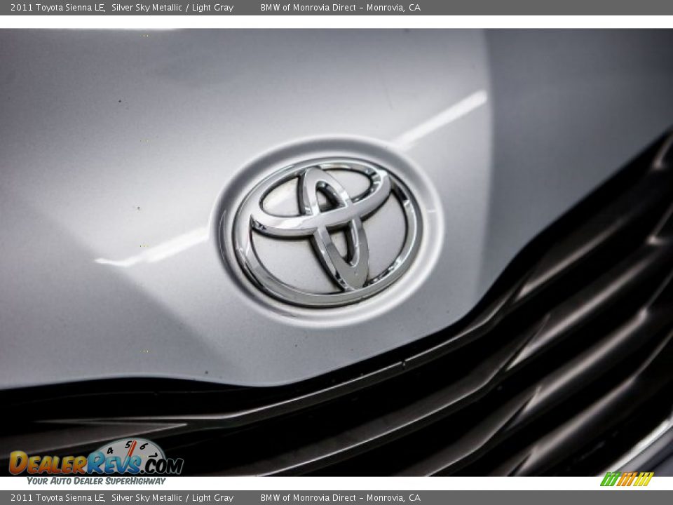 2011 Toyota Sienna LE Silver Sky Metallic / Light Gray Photo #30