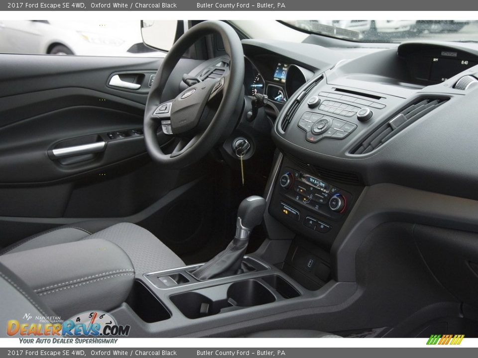 2017 Ford Escape SE 4WD Oxford White / Charcoal Black Photo #8