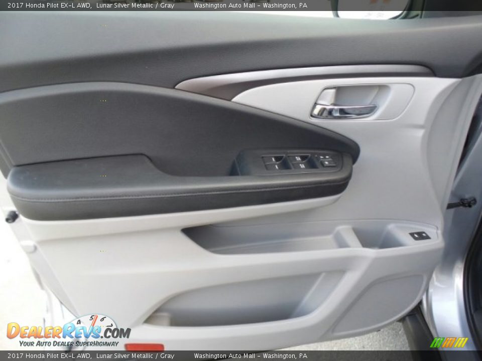 Door Panel of 2017 Honda Pilot EX-L AWD Photo #15
