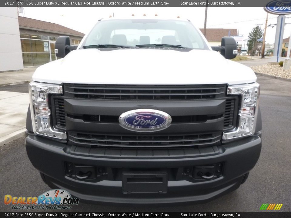 2017 Ford F550 Super Duty XL Regular Cab 4x4 Chassis Oxford White / Medium Earth Gray Photo #2