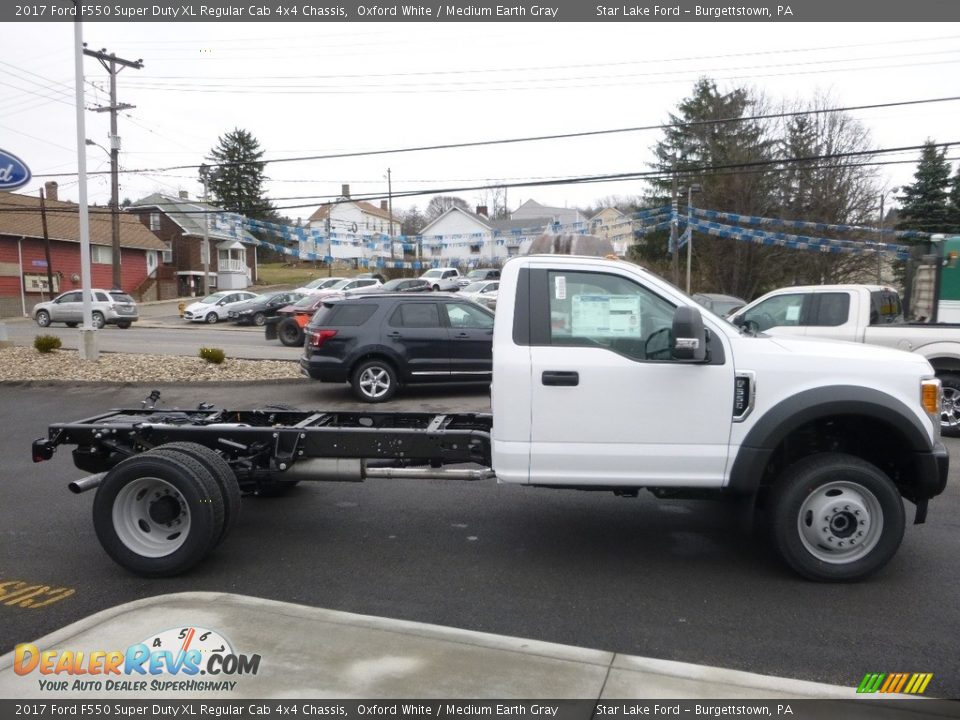 2017 Ford F550 Super Duty XL Regular Cab 4x4 Chassis Oxford White / Medium Earth Gray Photo #4