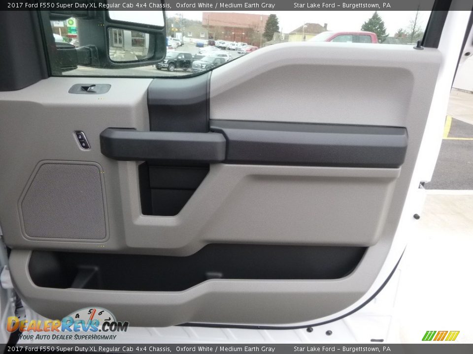 2017 Ford F550 Super Duty XL Regular Cab 4x4 Chassis Oxford White / Medium Earth Gray Photo #6