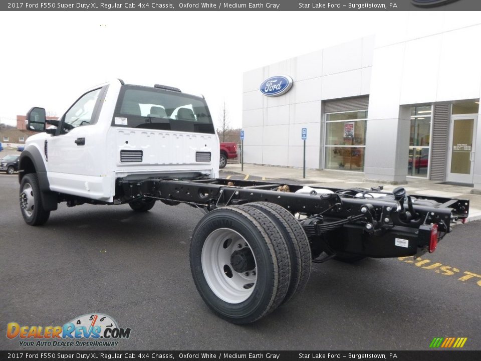 2017 Ford F550 Super Duty XL Regular Cab 4x4 Chassis Oxford White / Medium Earth Gray Photo #9