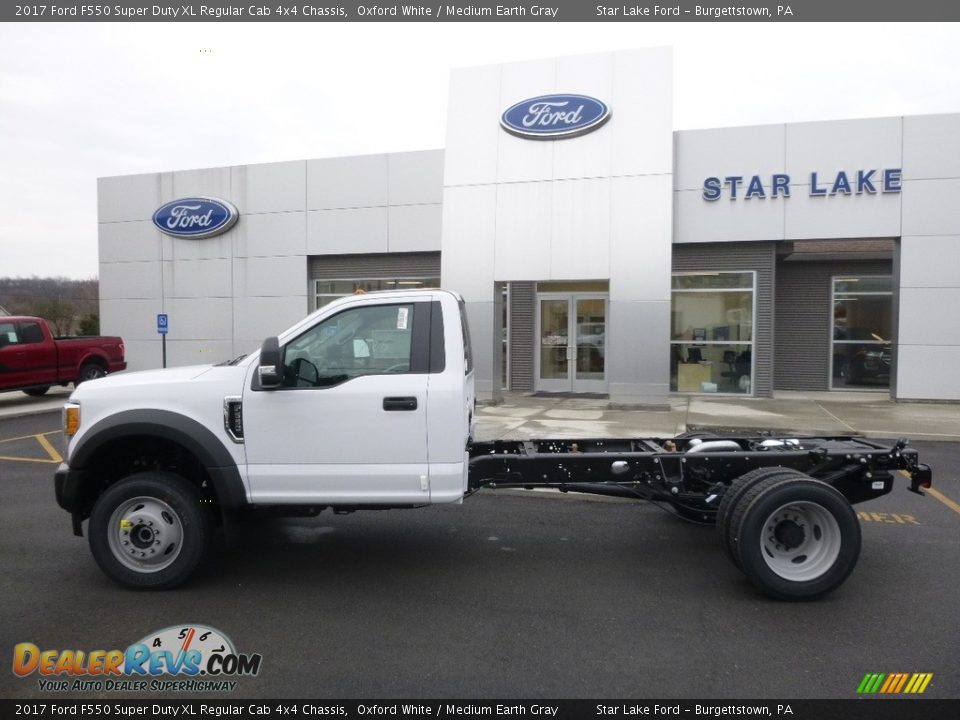 2017 Ford F550 Super Duty XL Regular Cab 4x4 Chassis Oxford White / Medium Earth Gray Photo #10