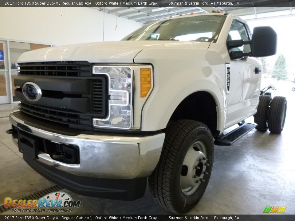2017 Ford F350 Super Duty XL Regular Cab 4x4 Oxford White / Medium Earth Gray Photo #4