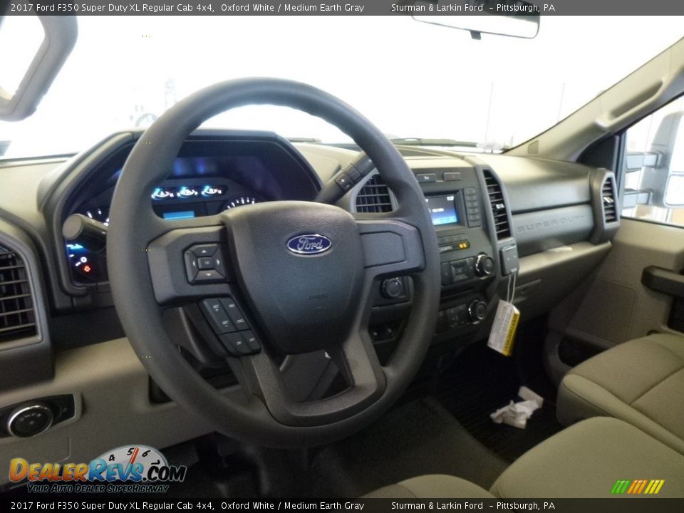 2017 Ford F350 Super Duty XL Regular Cab 4x4 Oxford White / Medium Earth Gray Photo #8