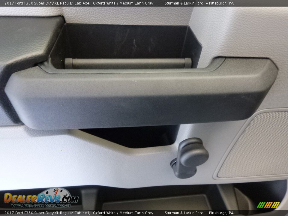 2017 Ford F350 Super Duty XL Regular Cab 4x4 Oxford White / Medium Earth Gray Photo #9