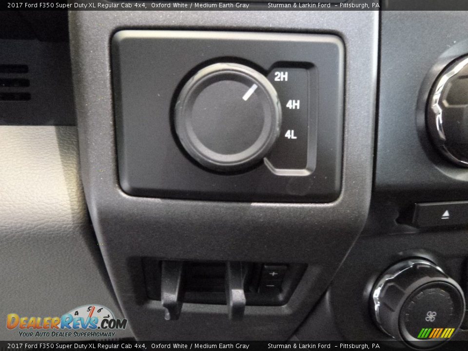 2017 Ford F350 Super Duty XL Regular Cab 4x4 Oxford White / Medium Earth Gray Photo #12